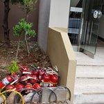 아파트 화단에 폐소화기<b>더미</b>