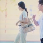 오늘자 <b>컨버스</b> 신고 출국한 슬기