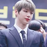 [강다니엘] 강다니엘 <b>넥타이</b>에 새겨져 있던 문구