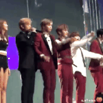 [강다니엘] 엔딩 다니엘 타가수분이랑 같이 <b>인사</b>하는 모습