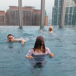 세븐틴 멤버들과 수영 즐기는 <b>의문</b>의 여자(?)