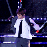 강다니엘 노래에 맞춰서 무대에서 단추 여몄다가 다시 푸는거.<b>gif</b>