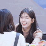 [댓글부탁해] 우는 팬 달래주는 수지.<b>gif</b>