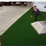 [드루와] 일본 우익 대만 위안부 <b>동상</b>에 발길질