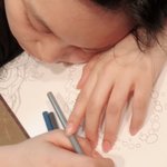 <b>컬러</b>링북하다 잠든 엄지를 보는 언니의 반응