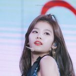 무대 위 <b>사나</b>