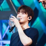 차은우가 팬들을 바라볼 때