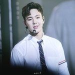 <b>물병</b> 위 네임펜 쌓는 아이돌