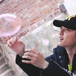 [EXO] 비눗방울? 아닌데 <b>무튼</b> 가지고 노는 경수 귀엽ㅋㅋ