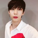 <b>하얀색</b>보다 더 흰피부 男돌