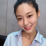 <b>올백</b>머리한 설현이