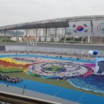 8개 국어로 생중계되고 있는 만국회의 기념식