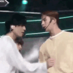 [모두드루와] <b>무대</b>에서 실수로 멤버 옷을 들춰버린 아이돌