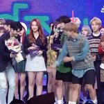 옹성우한테 꽃다발 건내준 애 왜이랰ㅋㅋㅋㅋ