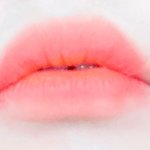 내 <b>입술</b> 신기하게 생겼냐?