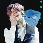 윤지성 이거 무슨 <b>냄새</b>난다고 코 막는거 같네...