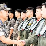 <b>조종사</b>와 정비사를 격려
