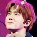 [EXO] 준면이한테 꽃가루 뿌려주신분 <b>익숙</b>하다했더니 같은 사람ㅋㅋㅋ