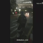 스쿠터타고 <b>도로</b> 역주행하는 남자아이돌 리더