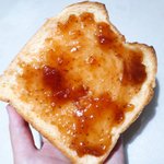 히히 <b>식빵</b>에 딸기쨈 발라서 먹는 중