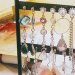 귀걸이 끼고 교복 바지 줄이러 가는게 <b>싹수</b>가 노란거임?