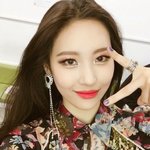 화려한 블라우스가 잘어울리는 <b>선미</b>