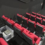 [꼭봐주세요] 영화관람중 영화관 지붕이 붕괴되었습니다.