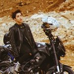 [EXO] 민석이 오도바이에 다리 <b>살짝</b> 올린거 진짜