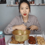 배고플 때 꼭 보는 어느 여돌의 먹방.<b>gif</b>