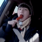 강다니엘이 뭔가를 먹을 때