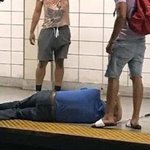 새벽에 캐나다지하철에서 세 남자한테 줘터진 한국남자.jpg