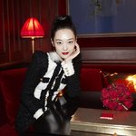 설리 <b>에스티</b> 로더 뮤즈의 블랙앤화이트+레드립