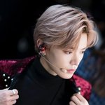 [NCT] 윈윈 유타 검은<b>목티</b> 입힌사람