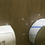 이거 봐 여자 화장실에 몰카 <b>설치</b>한 거래