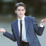 <b>챠가운</b> 표정이 더 매력인 남돌