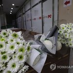 강서구 <b>PC</b>방 살인사건 현장 추모물결 이어져