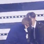 <b>황민현</b> 김준면 뭐지