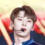복근 슬로건 보고 부끄러워하는 황민현