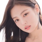 <b>평소</b>랑 다르게 메이크업한 제니