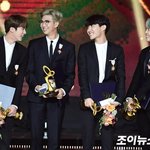 [포토] 방탄소년단, 가슴에 훈장 달고