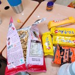 애들이랑 <b>과자</b><b>파티</b>한다