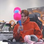 [EXO] <b>벌칙</b>으로 자기 머리 뿅망치로 내려치는 세훈이ㅋㅋ