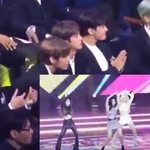 방탄소년단 정국 레드벨벳 무대 안보면서 <b>딴짓</b>하는 인성뭐냐..;;ㅋㅋ