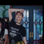 트와이스 <b>정연</b> 같은 자세 다른 느낌