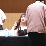 [드루와] 팬싸에서 커플을 본 여자아이돌 반응.<b>gif</b>