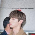 [황민현] 제주공항 <b>트렌치</b>입은 황민현❤ 기사짤