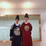 교복 <b>위에</b>