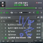 [EXO] 책장 <b>위쪽</b>에 있는 책 꺼내려고 낑낑대는데 뒤에서 한번에...