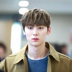 트렌치코트 입은 옹성우 황민현