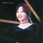 웬디 앞머리 넘기니까
